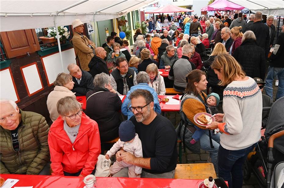 Viel Angebot und Trubel Mittel auf der Gass