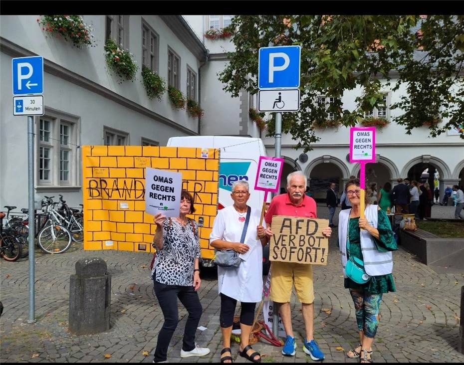 „Omas gegen Rechts“
am Rathaus