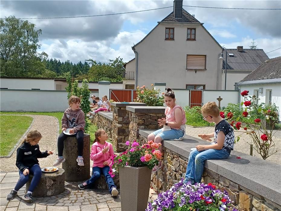 Jugendliche bereiten Kindern einen schönen Ferientag in Nachtsheim