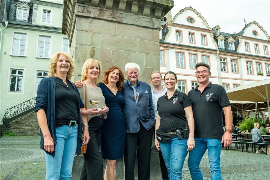 Onner de Zwiwwelstärm- Moddersprochpreis beim Altstadtfest