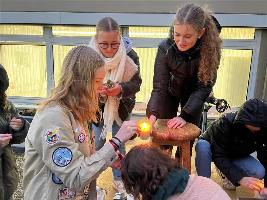 Schulgemeinschaft zelebriert Friedenshoffnung