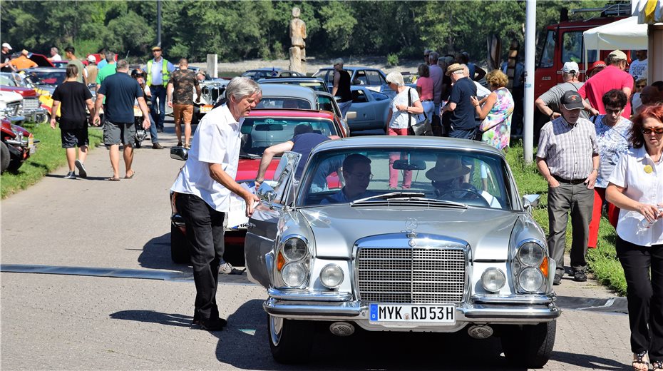 Oldtimer begeistern an der Rheinpromenade