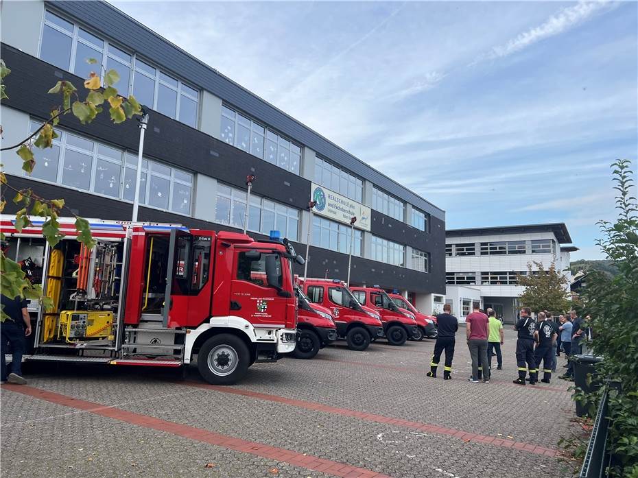 Neue Feuerwehrfahrzeuge besichtigt