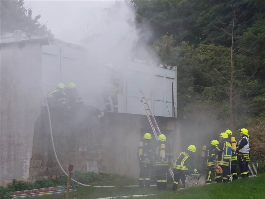 Zusammenarbeit in Flammen: Feuerwehrübung zeigt Stärke im Team