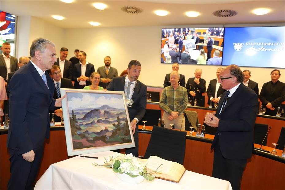 Standing Ovation bei der Ernennung im Historischen Rathaus