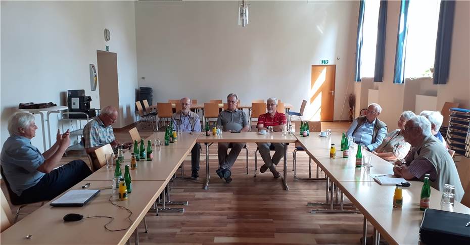 Der „Dienstag-Morgen-Club“
besucht den Hexenstein in Winningen