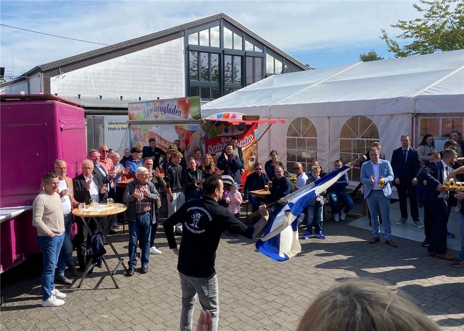 Stimmung und gute Laune mit Musik und Tanz im Festzelt