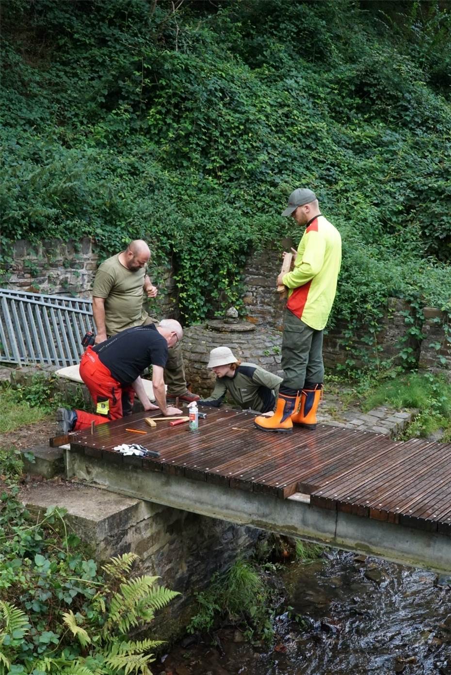 Holzbrücke mit lokalem Eichenholz erneuert