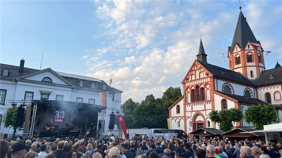 Rappelvoller Kirchplatz beim Sprudelnden Sinzig