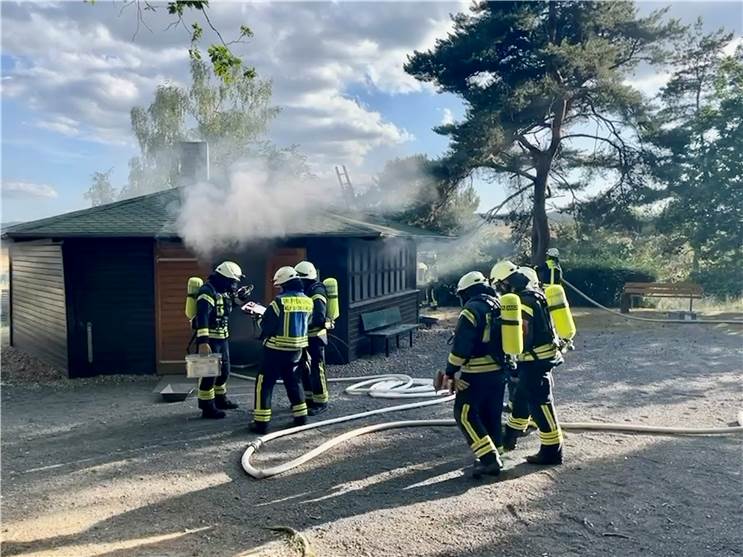 Herausforderndes Szenario: Feuer mit Menschenrettung sowie Kaminbrand