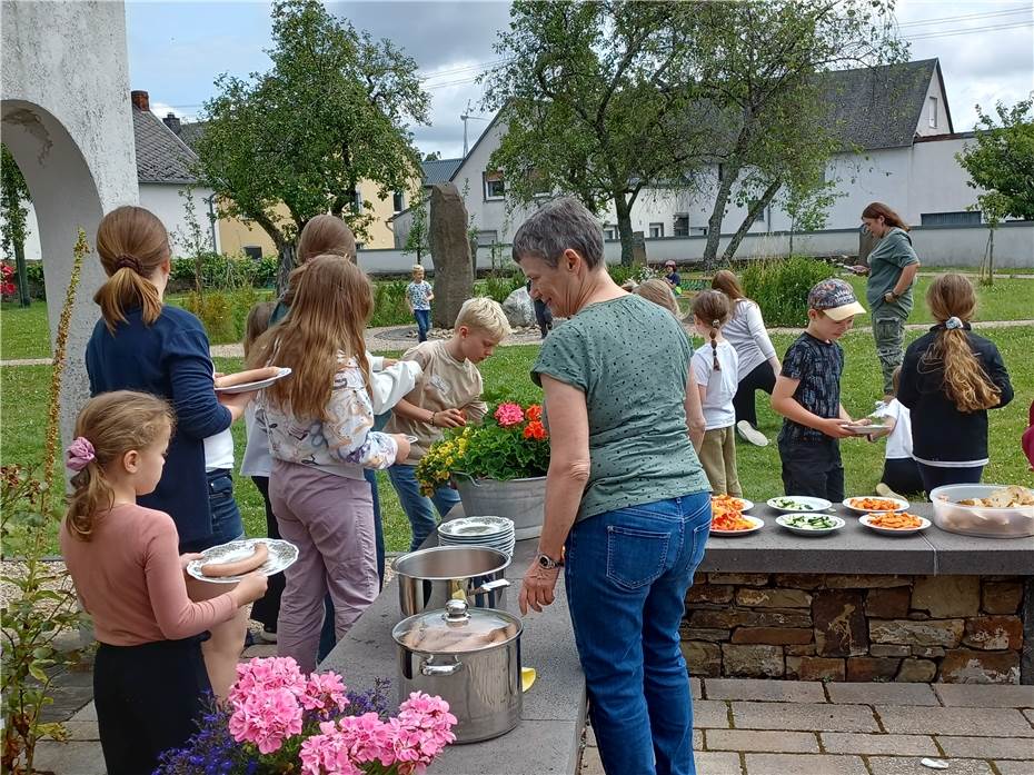 Jugendliche bereiten Kindern einen schönen Ferientag in Nachtsheim