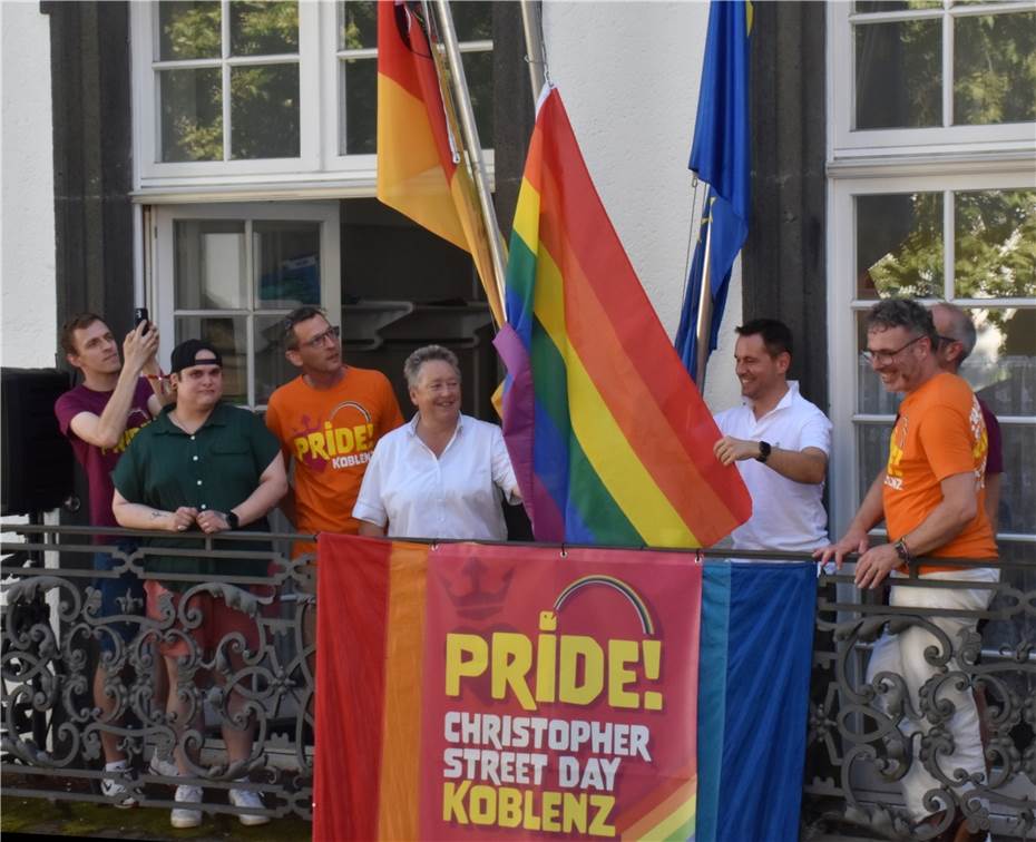 Weil Koblenz „bunt ist“ wurde Regenbogenflagge gehisst