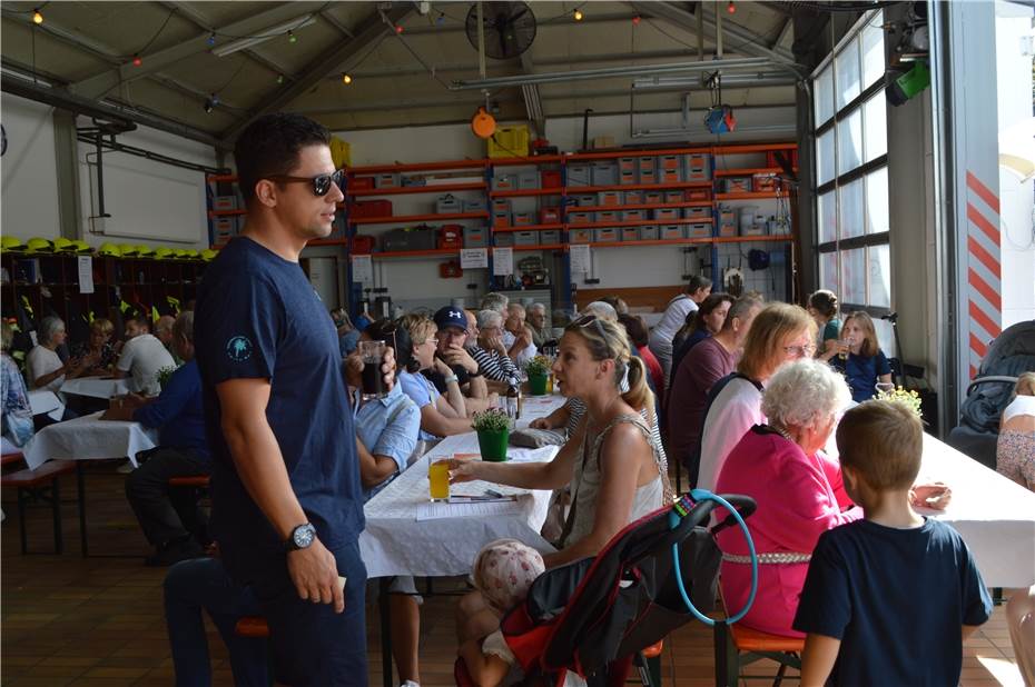 Kinderunterhaltung, traditionelles
Sauerbratenessen und reich gedeckte Kaffeetafel