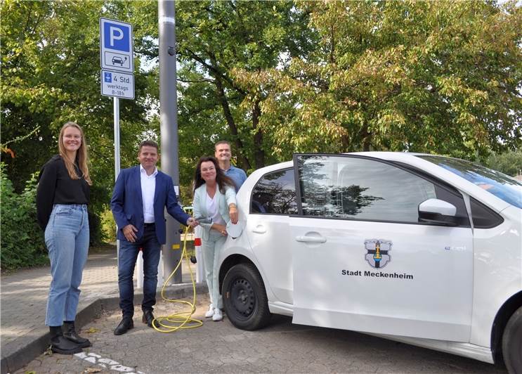 Intelligente Straßenbeleuchtung lädt gleichzeitig Elektroautos auf