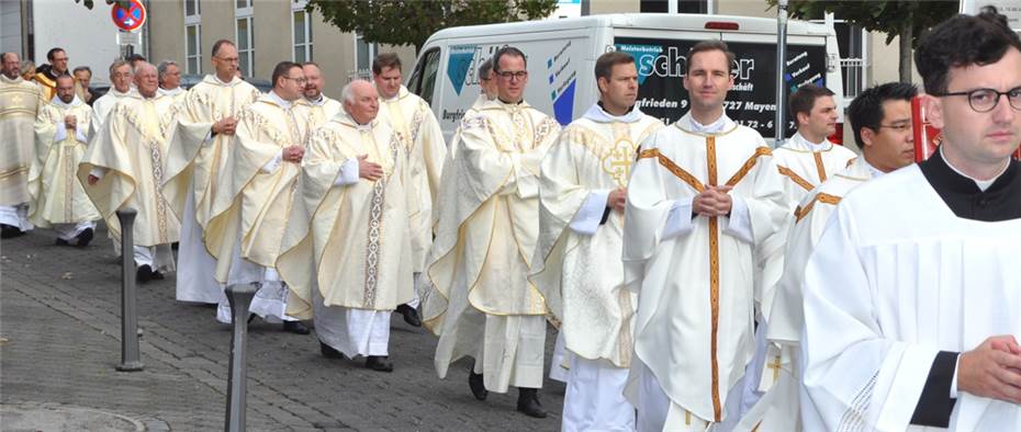 Viele Gläubige
freuten sich mit dem jungen Priester