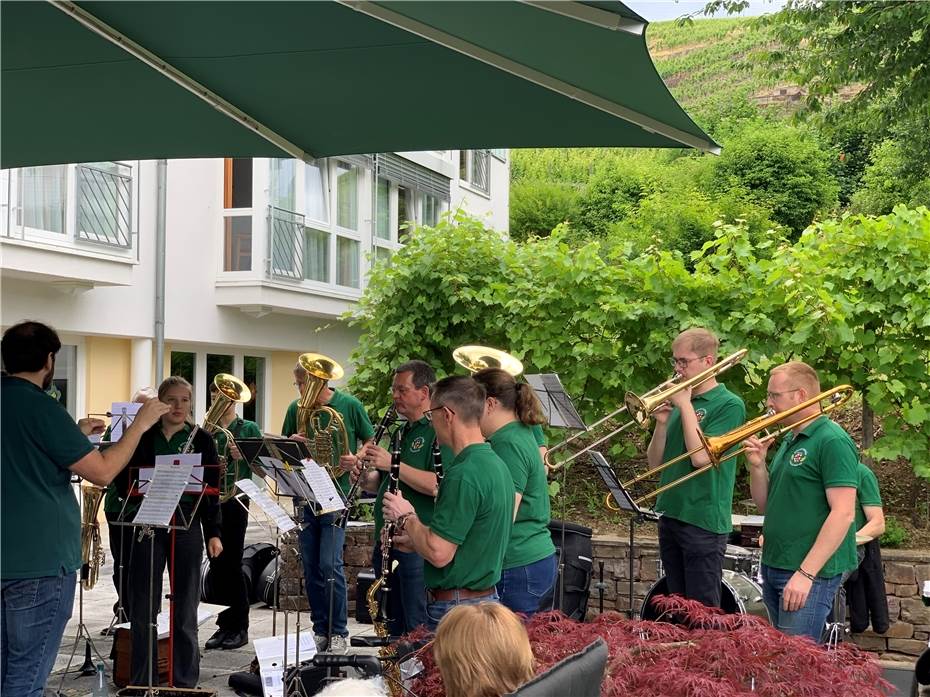 Winzerkapelle Winningen spielt kleines Konzert