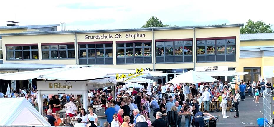 Schulhof der St. Stephan-Schule
wird wieder zur Partymeile