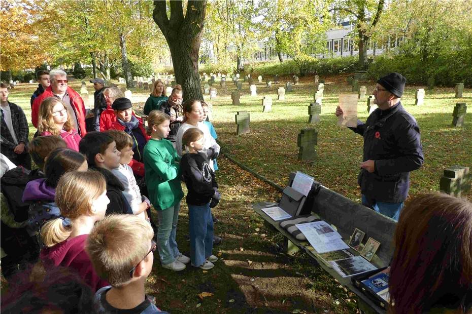 Schüler erkunden und säubern
Rheinbacher Kriegsgräberstätte