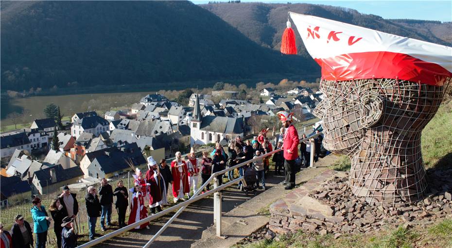 Dem Grossen Steinkopf Wurde Eine Narrenkappe Aufgesetzt