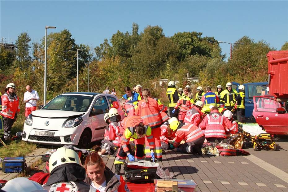 Großer Verkehrsunfall
mit vielen Verletzten