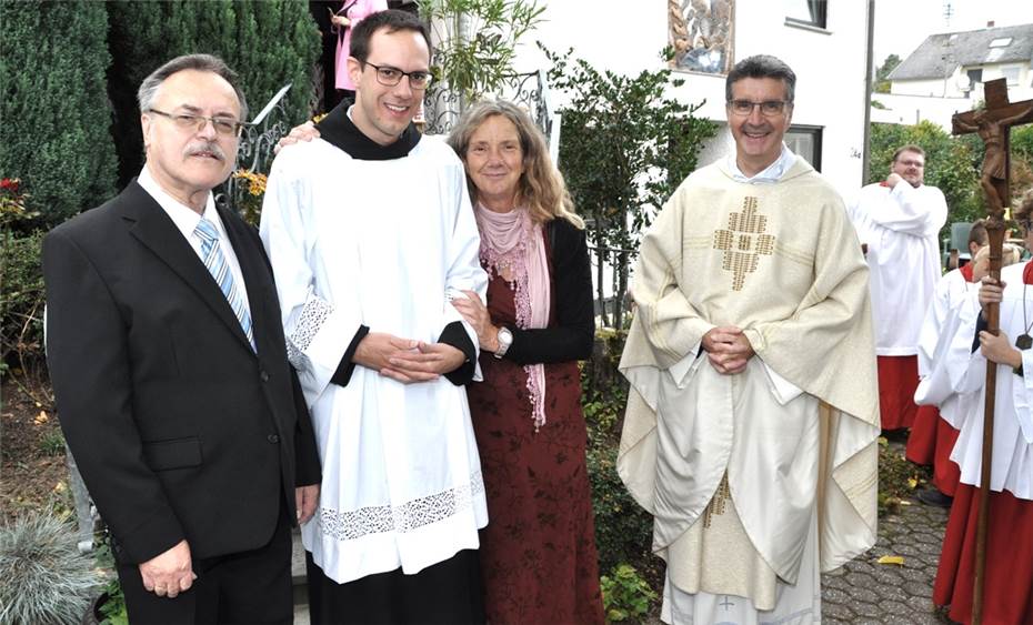 Viele Gläubige
freuten sich mit dem jungen Priester