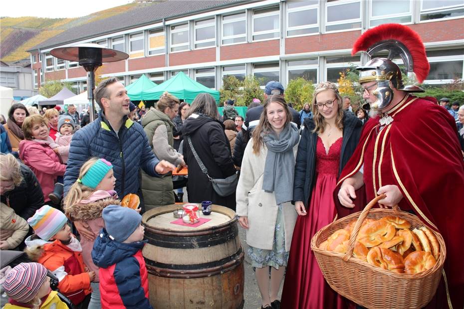 Buntes Markttreiben und beeindruckende Martinsfeier der „Rotten“