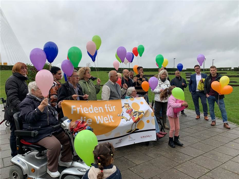 Bunte Luftballons stiegen in den Himmel