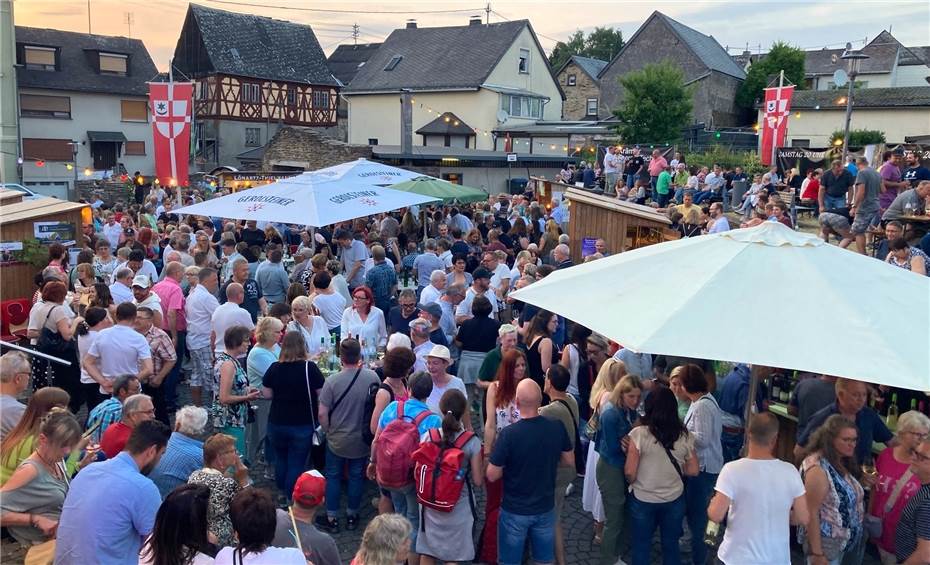 Begeisterte Weinfreunde feierten bei „Esch macht Ernst“