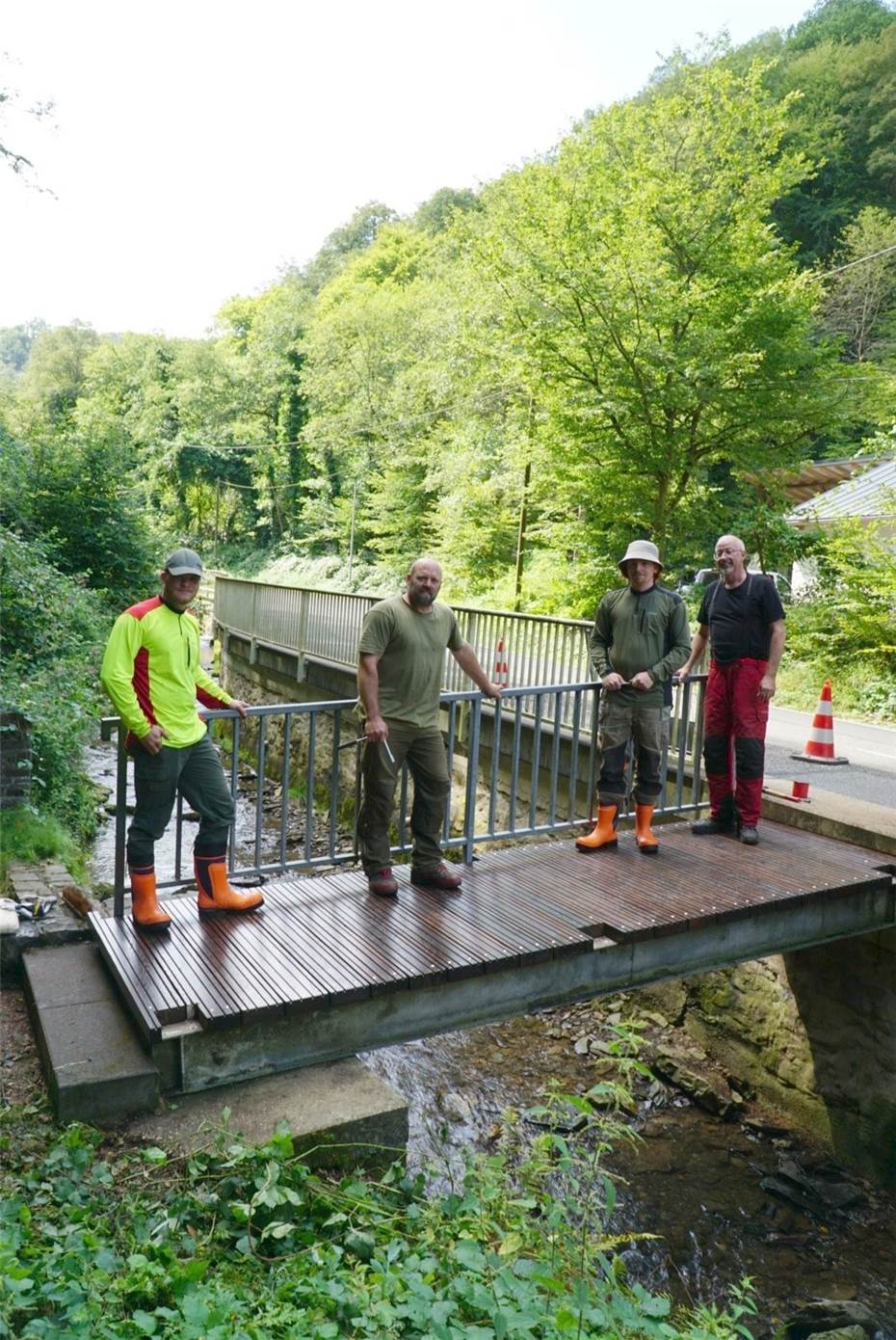 Holzbrücke mit lokalem Eichenholz erneuert