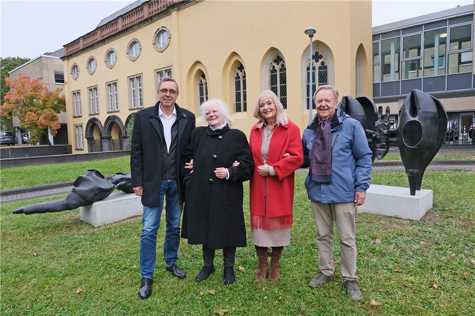 Kunstwerk „Schmetterling und Puppenhülle“ am neuen Standort eingeweiht