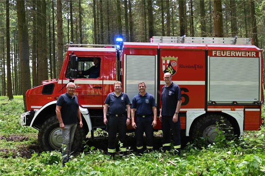 Neues Tanklöschfahrzeug bewährt sich bei Waldbrandübung