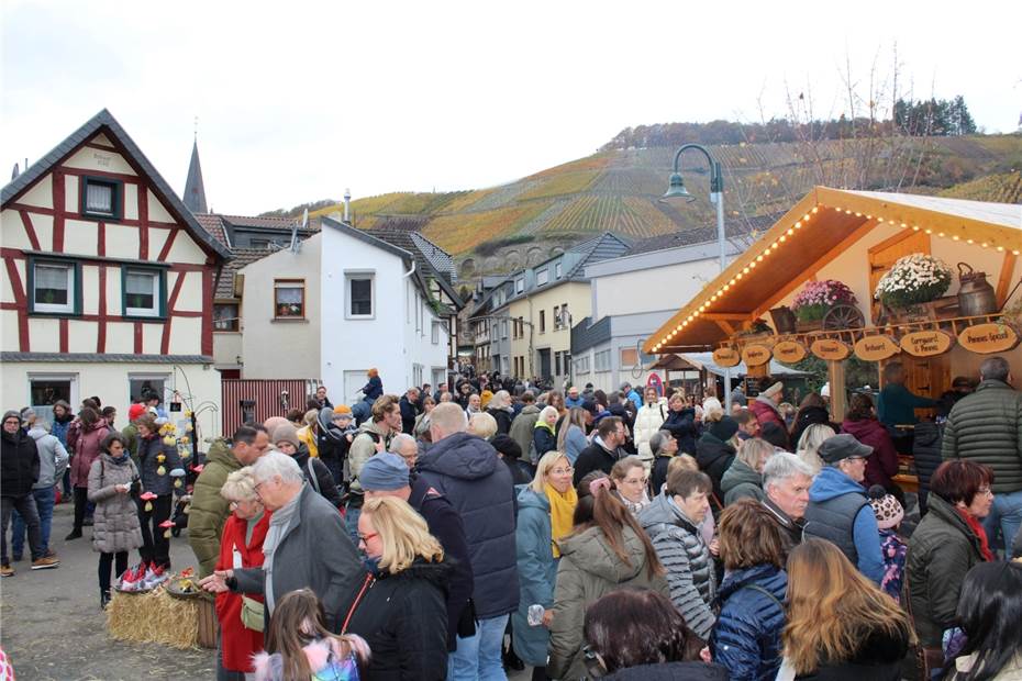 Buntes Markttreiben und beeindruckende Martinsfeier der „Rotten“