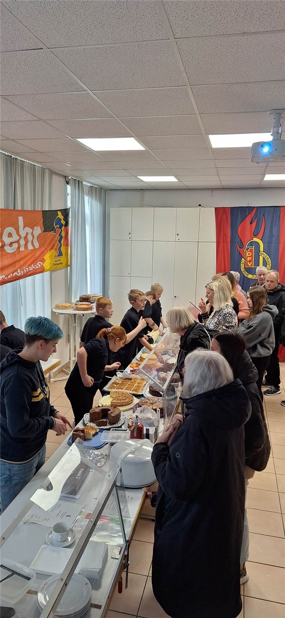 Große Kuchentheke begeistert Gäste