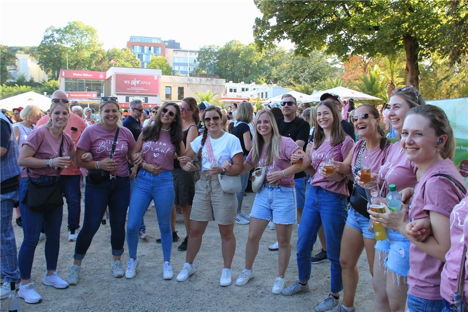 Schunkeln, springen, singen – Feiern zu kölsche Tön