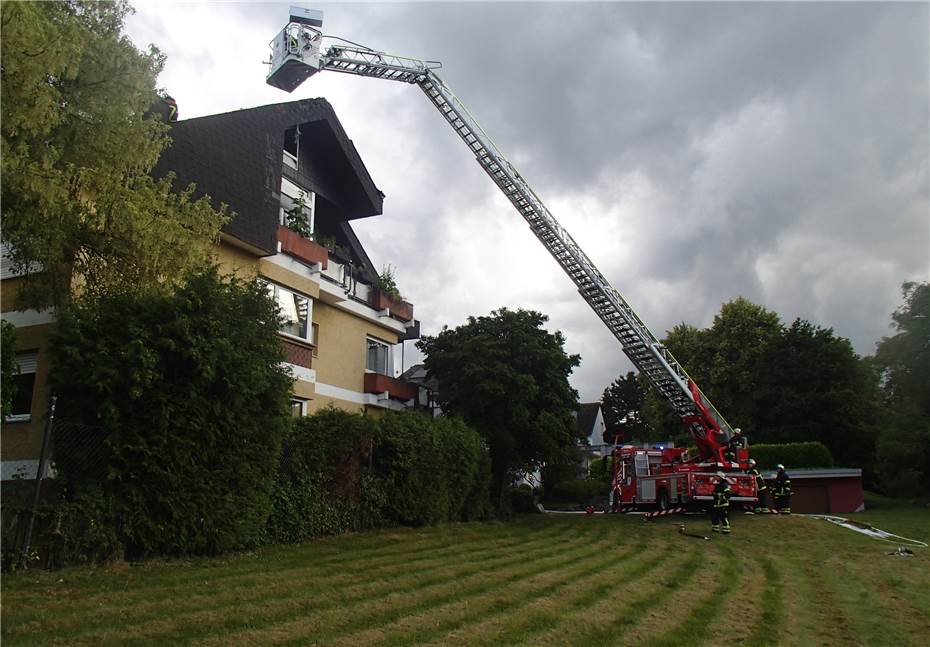 Dachstuhl Nach Blitzeinschlag In Flammen