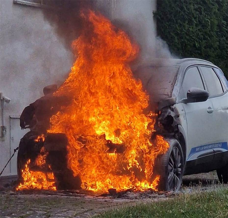 Alzheim: Hybridauto in Brand geraten