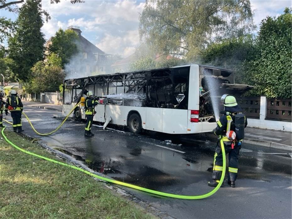 Linienbus brannte vollständig aus