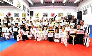 Taekwondo Kids
siegreich bei ihren Prüfungen