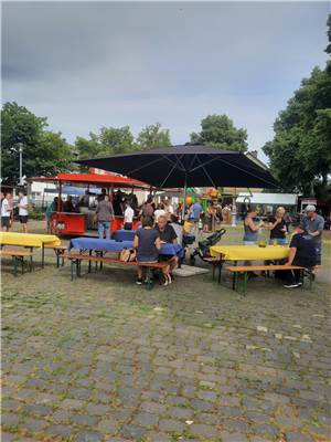 Dorfplatz wurde in eine bunte schwedische Kulisse verwandelt