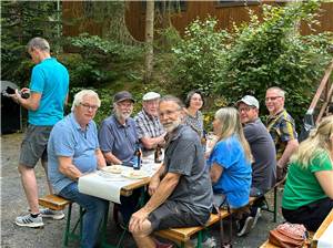 Vereinsmitglieder feiern gelungenes Fest