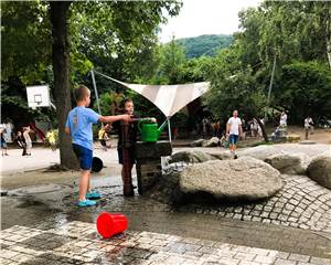 Schulhof wurde zum Wasserspaß-Paradies