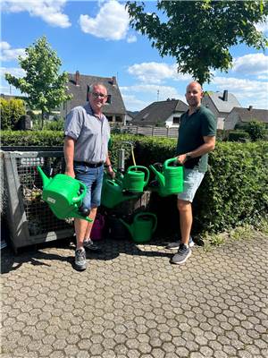 Miesenheim im Team (MiT)
spendet Gießkannen für den Friedhof