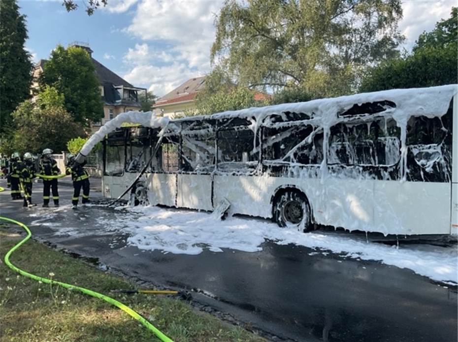 Linienbus brannte vollständig aus