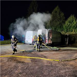 Zwei Transporter brennen in den frühen Morgenstunden