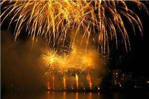 Furioses Feuerwerk zum Sommernachtsfest