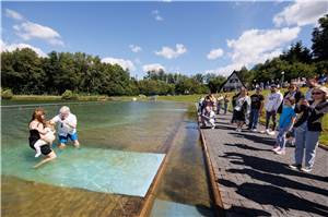 Kinder mit dem kühlem Wäller Wasser der Klingelwiese getauft