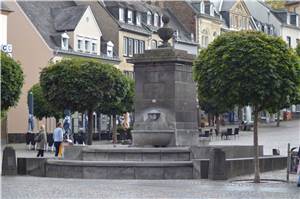 Baden im Brunnen am Marktplatz nicht gestattet