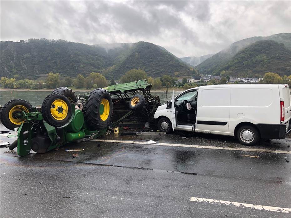 Kleintransporter kollidiert mit Traktor