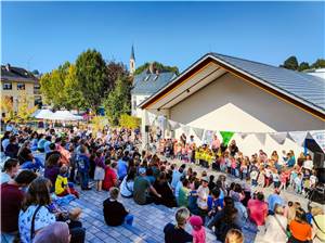 Strahlender Sonnenschein und strahlende Kinder