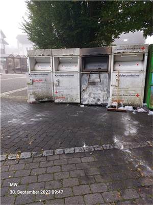 Zerstörter Altkleidercontainer